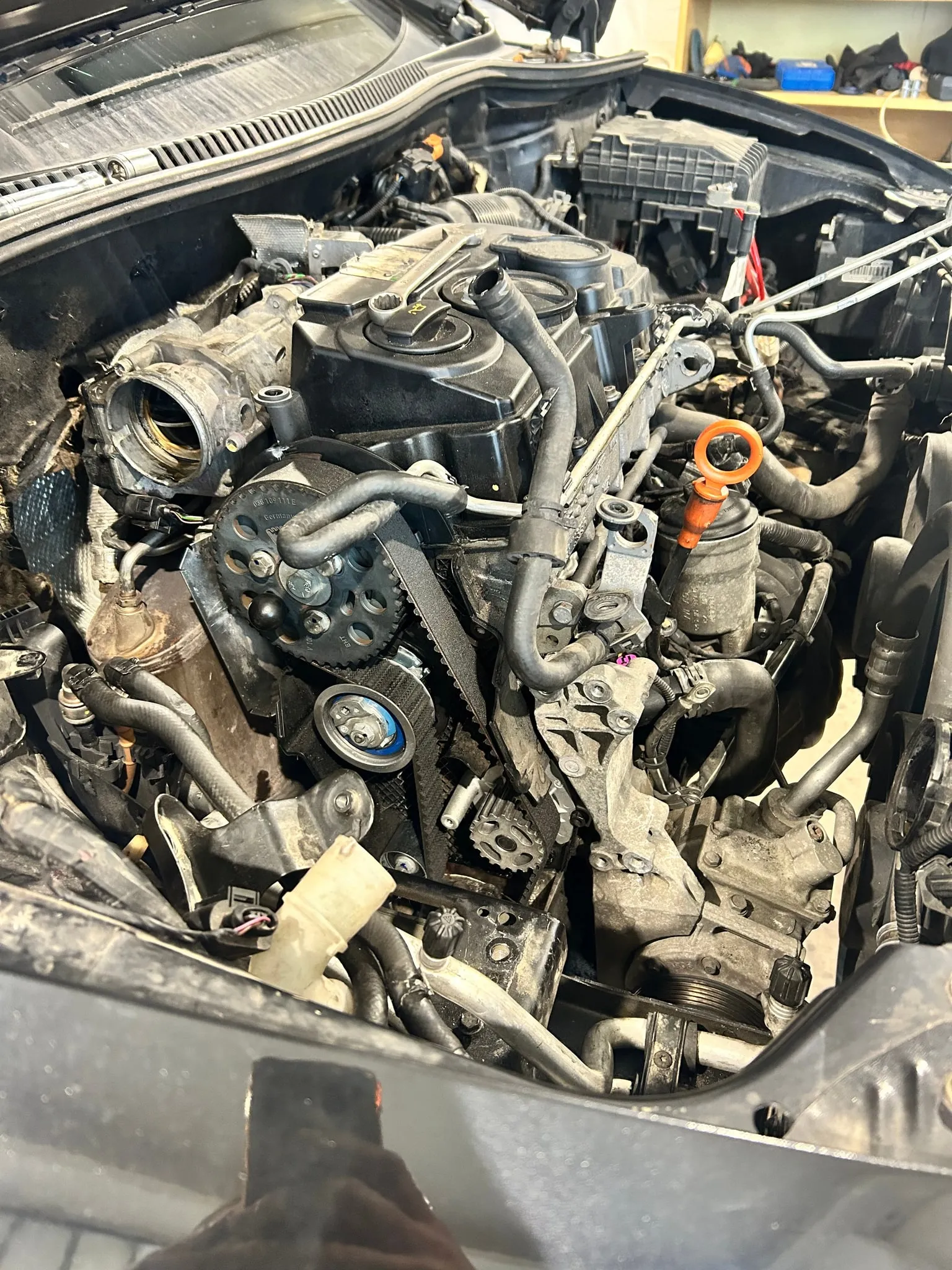 Dízelmotor vezérműszíj-cseréje közben a JHS Pit Stop műhelyében